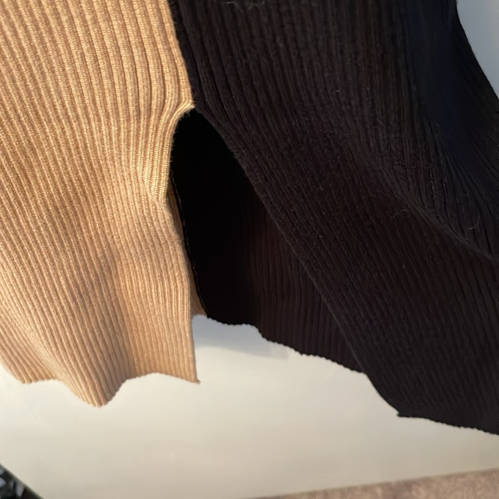 V-Neck Split Color Knit Dress - Picture 3 of 5